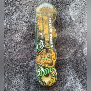 Formula four spitfire wheels